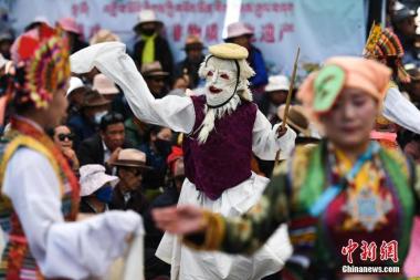 Nikmati Opera Tibet di Hadapan Istana Potala