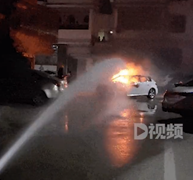 夫妻吵架丈夫一气之下把自家奥迪烧成空壳