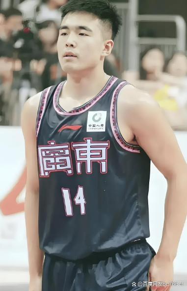 媒体：上海男篮要给新援一些时间 黄荣奇再获机会