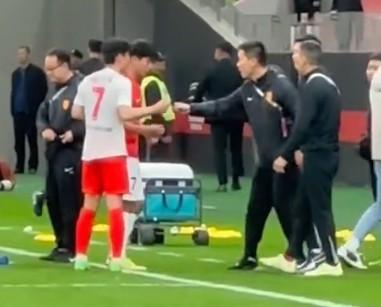 向余望与武磊交换球衣并合影 赛后温馨一幕