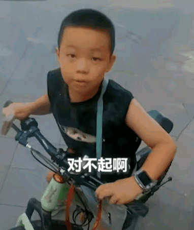 两人拐角相撞 小男孩第一时间道歉
