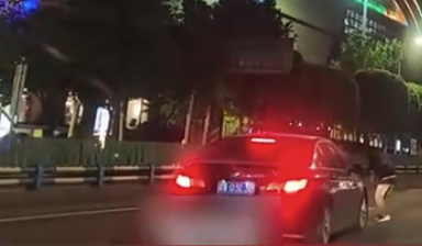 重庆一男子突然冲入车道拦车引发追尾事故