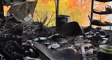 父亲回应儿子玩火烧了自家别墅