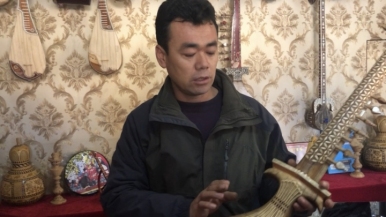Viaje en Xinjiang: Yimit Mamat y su elaboración de instrumentos musicales