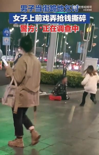 女子踢打残疾乞讨男子抢其钱撕碎