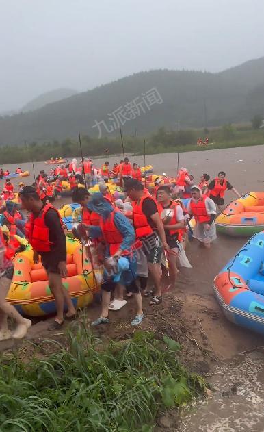 景区突遇暴雨停漂上千名游客撤离