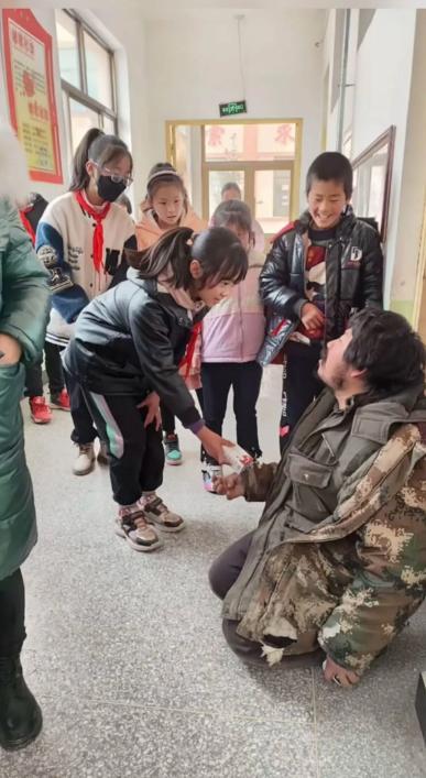 受胡雷資助的女孩不幸去世 愛心故事戛然而止