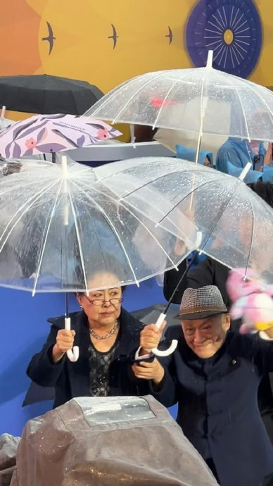 斯琴高娃扶着牛犇雨中走红毯 温情一幕成焦点