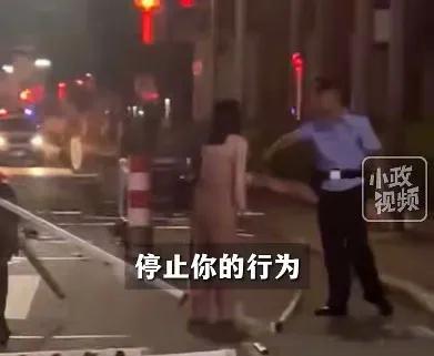 女子驾车撞护栏扬言“撞死你们” ，广东警方：刑拘！