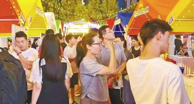 一场“才”与“城”的双向奔赴 郑州夏季招聘夜市火爆