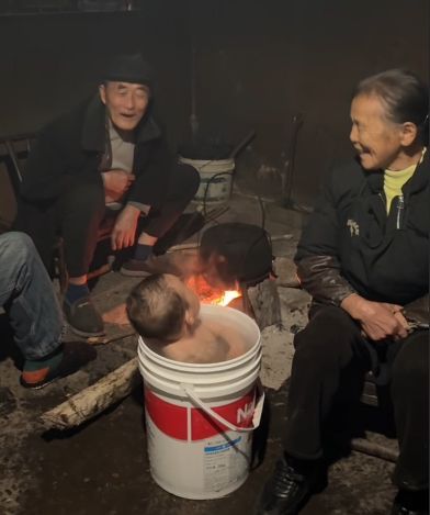 太爷爷一句想你了萌娃随父母回村