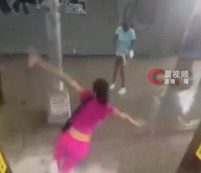 紐約暴雨導致市民下公交被沖走