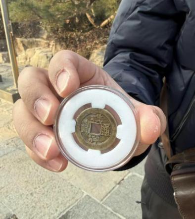 古币掉入趵突泉游客称价值百万 珍稀钱币失而复得