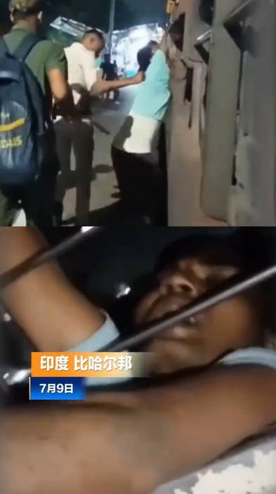 印度男子火车窗外抢手机被乘客抓住