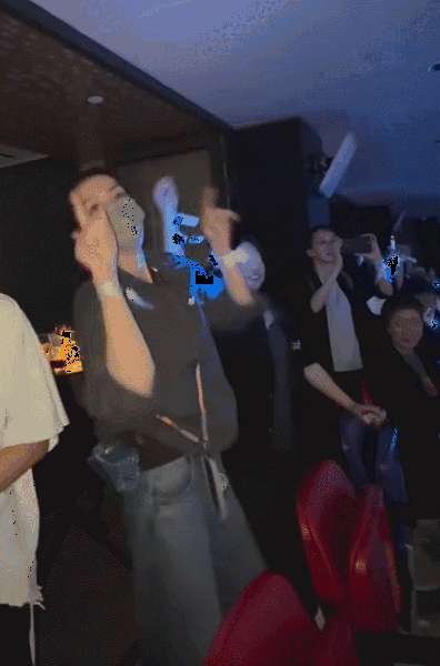 谢霆锋演唱定情曲《玉蝴蝶》 王菲在台下清歌曼舞