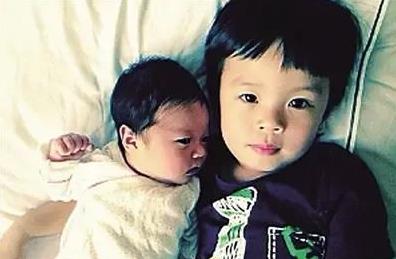 孙俪晒婴儿照温馨回忆，母女同框似姐妹，儿子长大与她“撞脸”