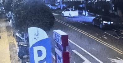 挪车蹭了黑色奔驰被4人围要14800，别慌着扫码，先报警定损，私转高价多半是敲诈