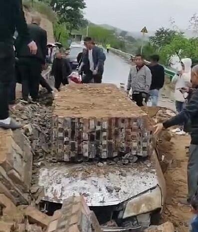 陕西佳县一农户家砖墙倒塌 小轿车被埋致3人遇难
