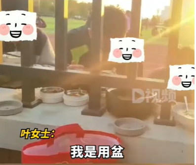 妈妈为儿子送饭全宿舍来吃