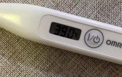 发烧的第一时间就捂被子出汗对吗？不好！影响人体温度调节