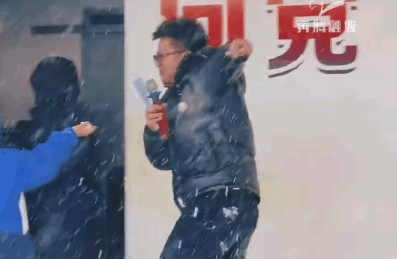 校长遭学生雪球围攻求助班主任，你咋看？