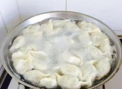 饺子一煮就破皮？3个小技巧让你煮出完整好饺子！