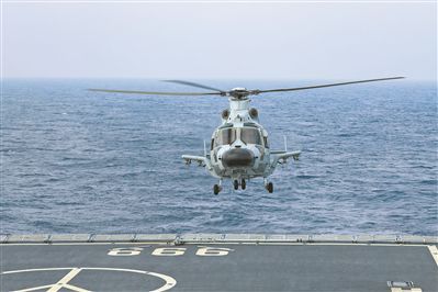 南部战区海军某支队组织直升机起降训练