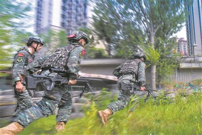 铁心向党初心如磐