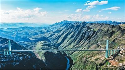 Huajiang Canyon Bridge在交通中开放，打破了世界纪录