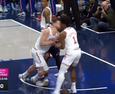 刚复出就倒下！申京抢篮板踩到加福德90度严重崴脚下场治疗 开场64秒伤退