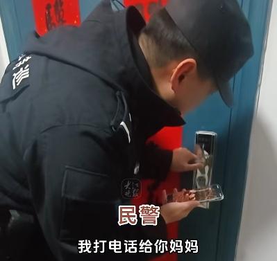 小孩趴在窗边哭 民警上前安抚 紧急救援化解危机