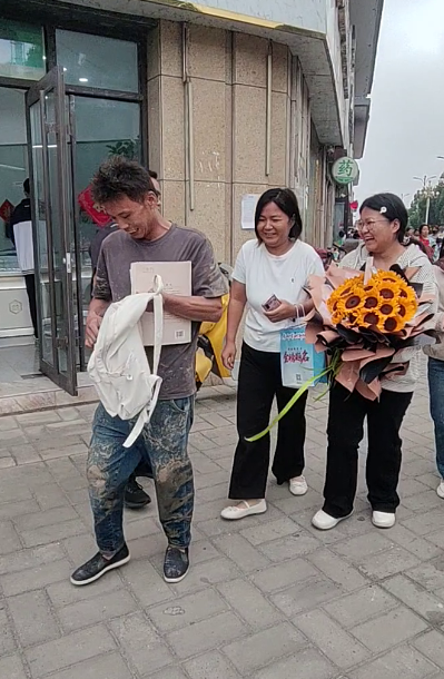 考场外满身泥水的父亲找到了 温暖整座考场