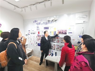 　　刘潋彬（中）在虹桥机场新村参与式博物馆讲解。