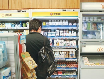 顾客在北京一家便利蜂店选购饮品。　　本报记者 康 朴摄