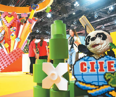 11月5日，在第六屆進博會消費品展區，樂高集團展台展出的“玩樂之心”主題裝置。　　新華社記者 丁 汀攝