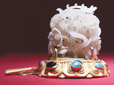 　　元代嵌宝石金座玉帽顶，湖北省博物馆藏。