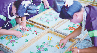 圖為石橋村村民正在製作花草紙。 　　楊武魁攝