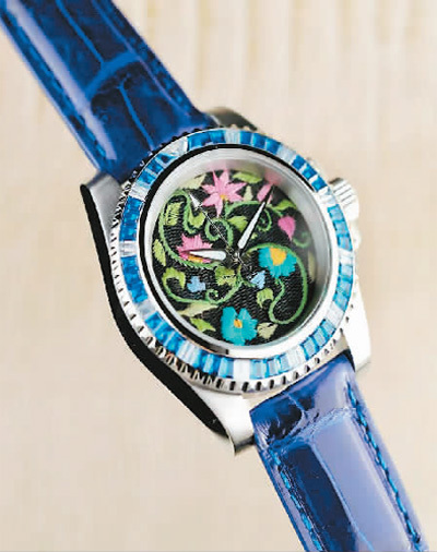 　　杨华珍为香港赛马会开发的“马场有礼”手表。