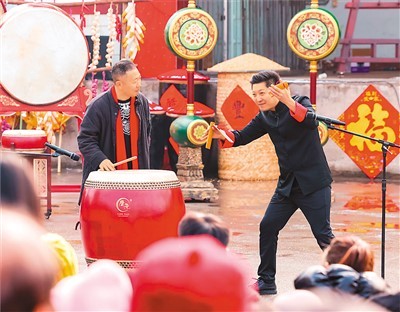 　　张勇（左）和张云剑（右）表演快板与鼓《中国根黄河魂》。