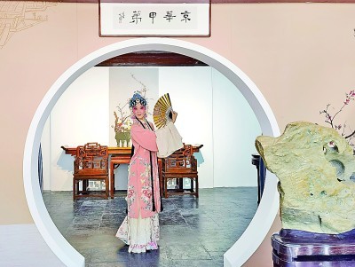 　　恭王府博物馆在展示传统家具制作技艺的同时，辅以昆曲表演。本报记者李韵摄/光明图片