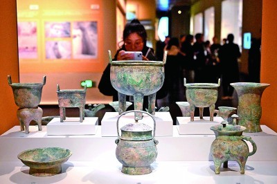 2月26日，参不雅者在河南安阳殷墟博物馆新馆内拍摄展品。 新华社记者 李安摄