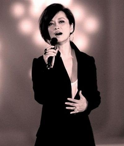 啊？毛阿敏登台唱歌跑调又忘词 被嘲＂晚节不保＂