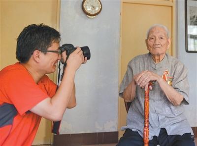 “为老兵拍照，是一场与时间的赛跑”——河北唐山摄影爱好者戚辉成立公益团队