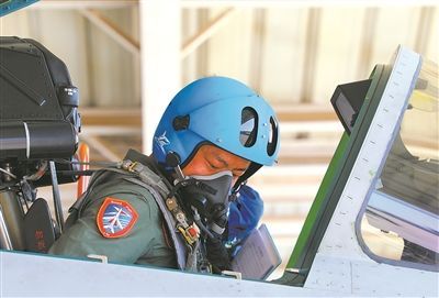 “飞鲨”搏击海天间——海军航空大学某训练团跨昼夜飞行训练影像