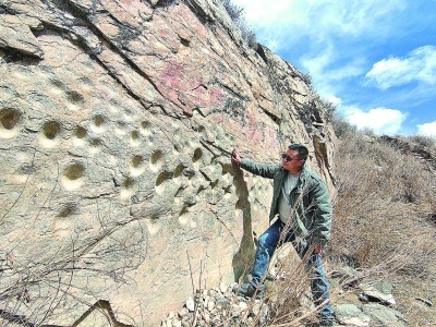 青海玉树发现通天河流域最大凹穴岩画群