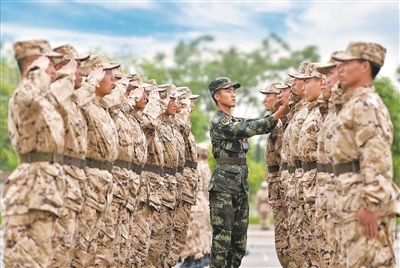 武警重庆总队新兵团组织入伍新兵开展训练
