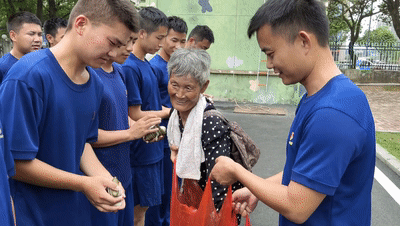 感人一幕！去年抗洪被救助的奶奶给消防员送粽子