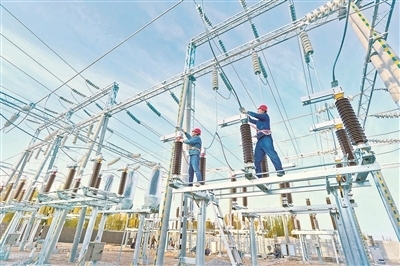 甘肃省临泽县清洁能源供暖供电电网配套工程建设现场，工作人员正在进行最后的设备调试。 （图片来源：视觉中国）