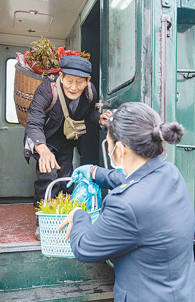 慢火车满载温暖，向幸福出发（新时代画卷）