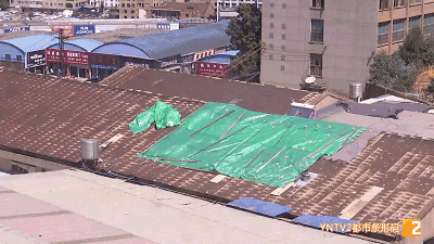 昆明一小区突遭“石头雨”袭击，屋顶被石头砸大窟窿